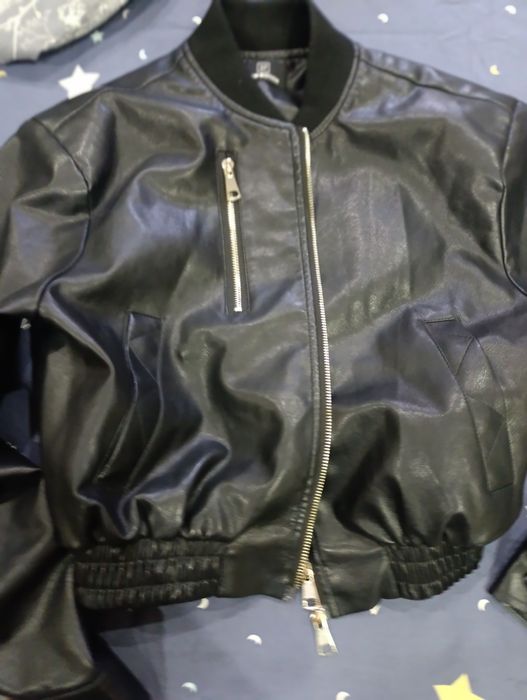 Классная фирменная куртка,хорошего качества,одели раз пять.