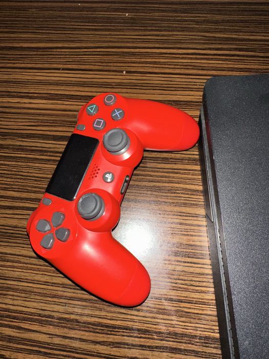 Vand ps 4 slim 1 tb negru cu 2 manete