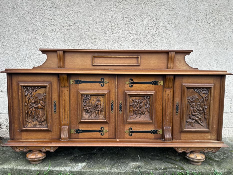 Шкаф с богата дърворезба и декоративна горна надстройка