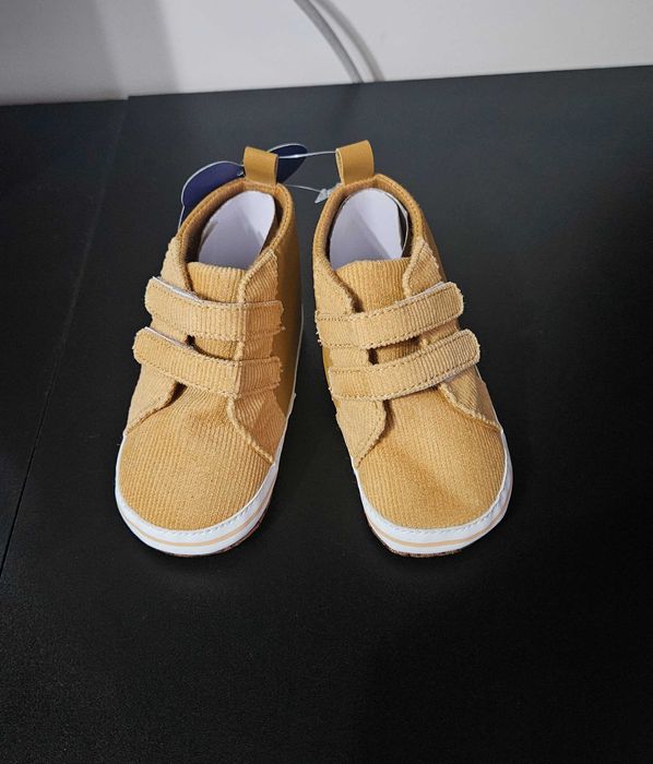 Sneakersi galbeni 7-12 luni