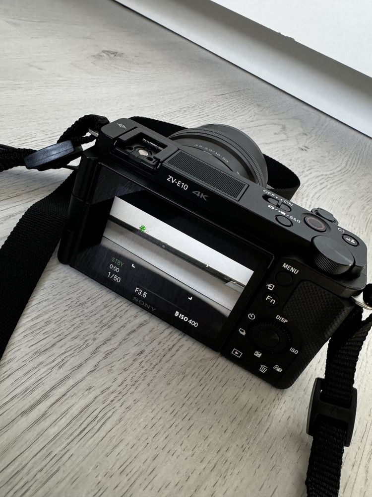 Фотоапарат за влогинг SONY ZV-E10