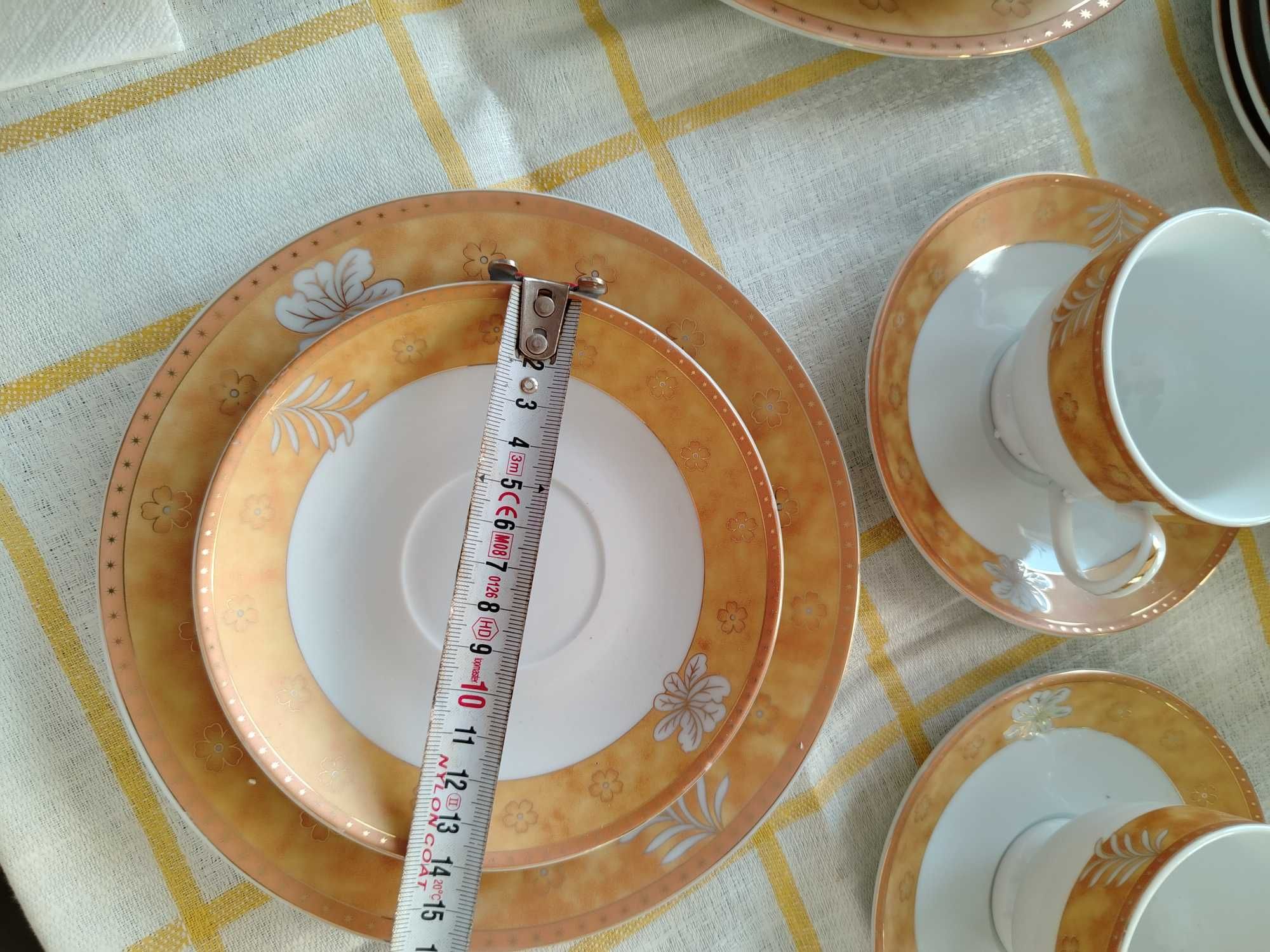 Сервиз за хранене, за 8 души. НОВ