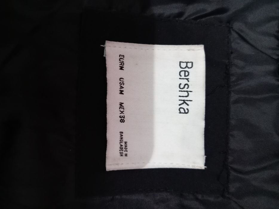 Geaca bărbați neagră, mărime M, marca Bershka, geaca este purtată