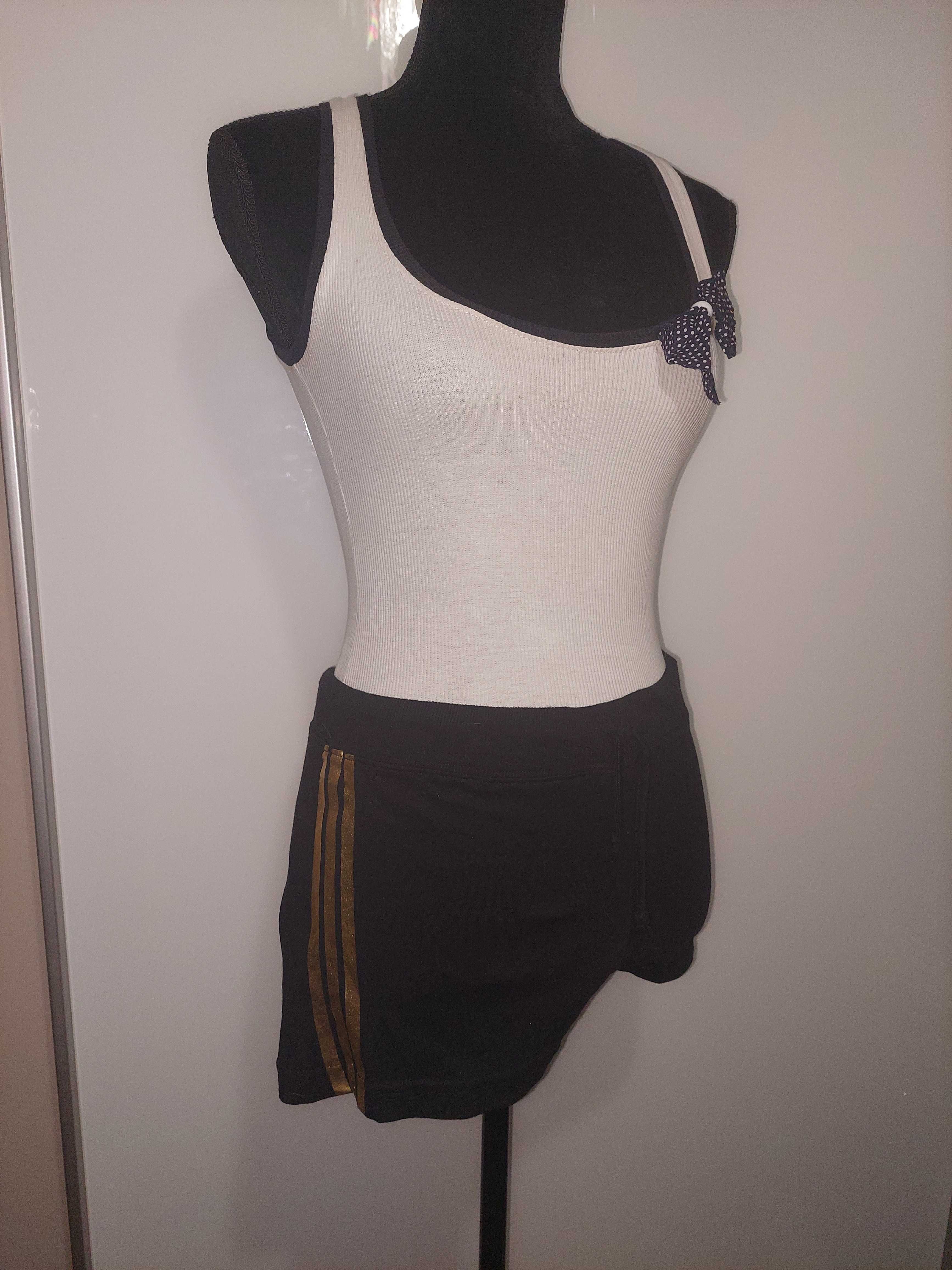 Pantaloni de dama scurti Adidas, negri cu imprimeu auriu