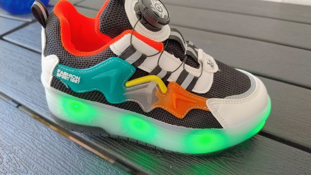 Încălțăminte sport cu role și luminițe