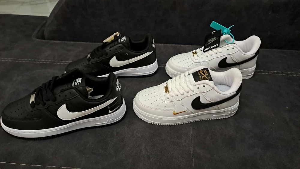 Adidasi Nike cu eticheta