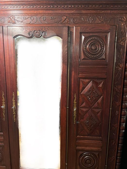 Масивен дъбов гардероб