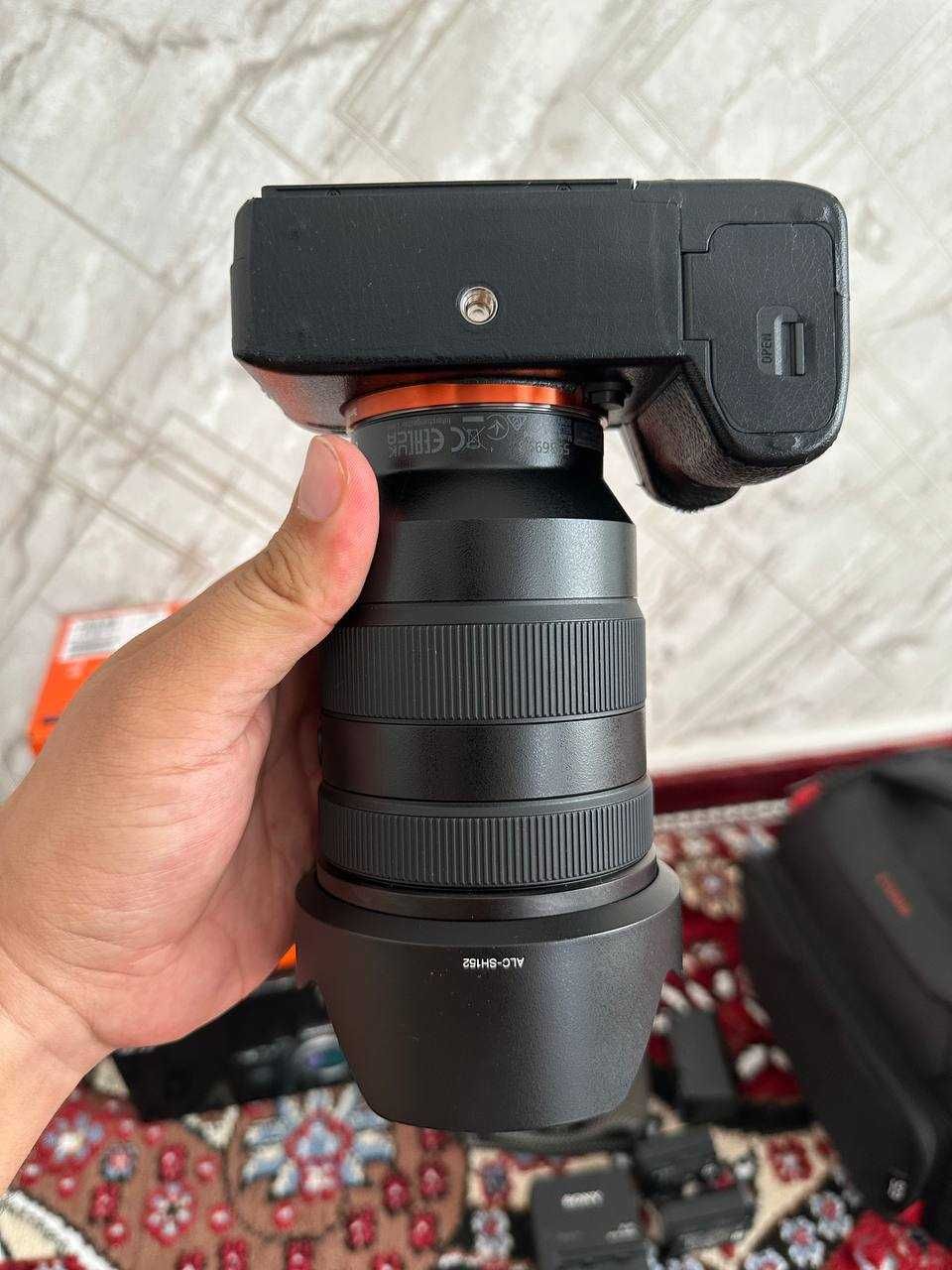 SONY A7-3  SOTILADI! yangi holatda, pachti yangi.