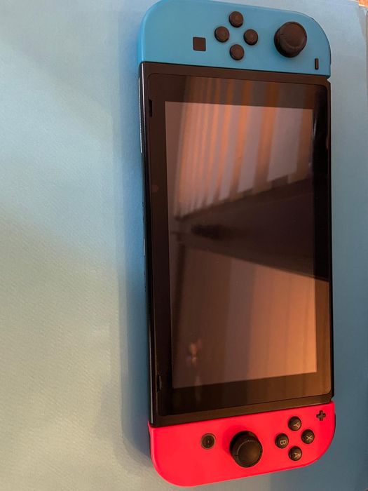 Nitendo switch cu doua jocuri incluse în pret