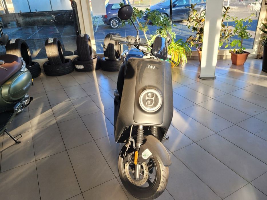 Електирчески скутер NIU