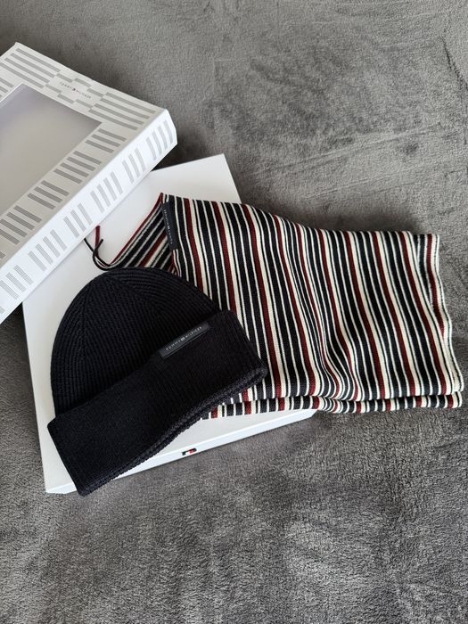 Tommy Hilfiger set fular multicolor si caciula bleumarin OS noi