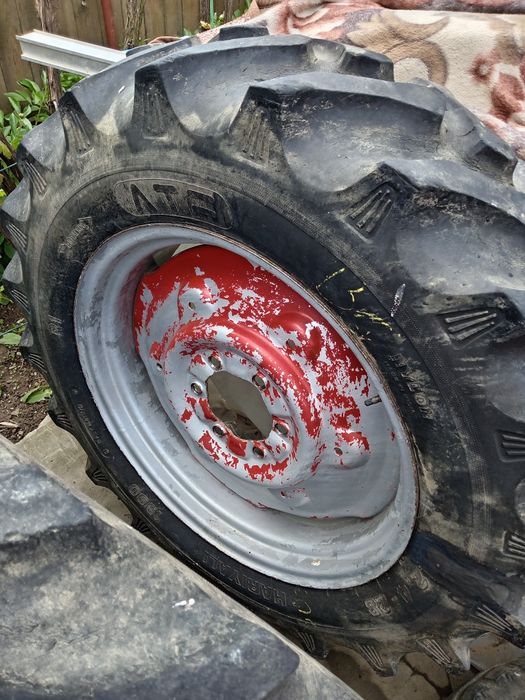 Vând cauciucuri tractor cu tot cu jante