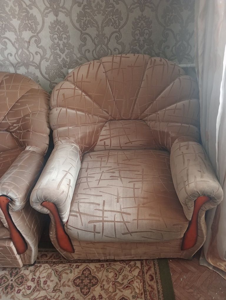 Срочно продаю диван тройка