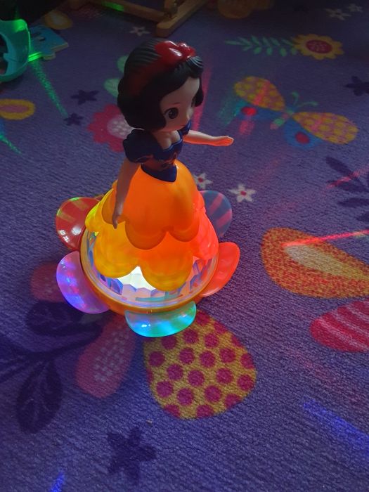 Пееща и танцуваща кукла спящата красавица. Като нова е!