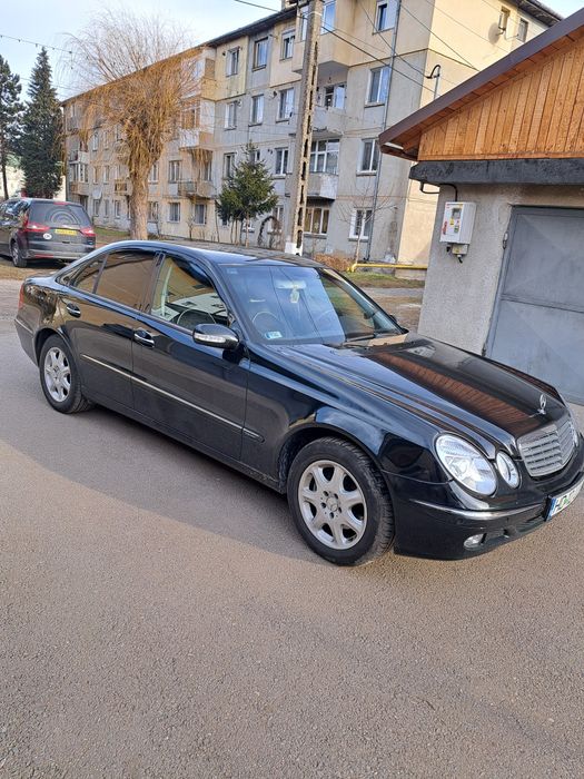 Vind Mercedes Benz  w211 270 în stare buna totul funcțional masina de