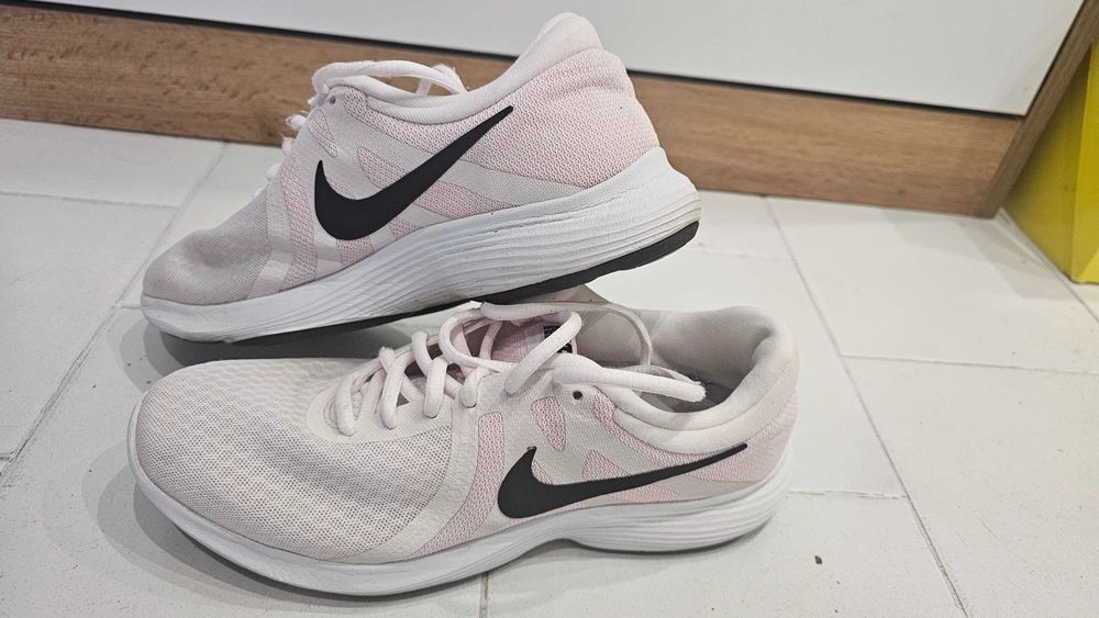 Дамски маратонки Nike