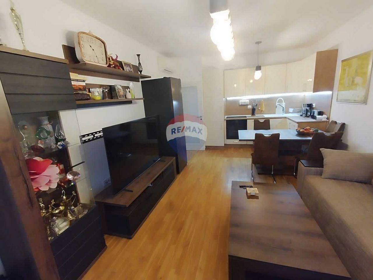 Продава се Двустаен апартамент в к.к. Св.Св. Константин и Елена - 77 кв.м за 2726 €/кв.м - Снимка #1
