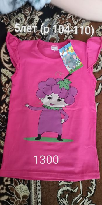 Футболки новые на девочку и перчатки