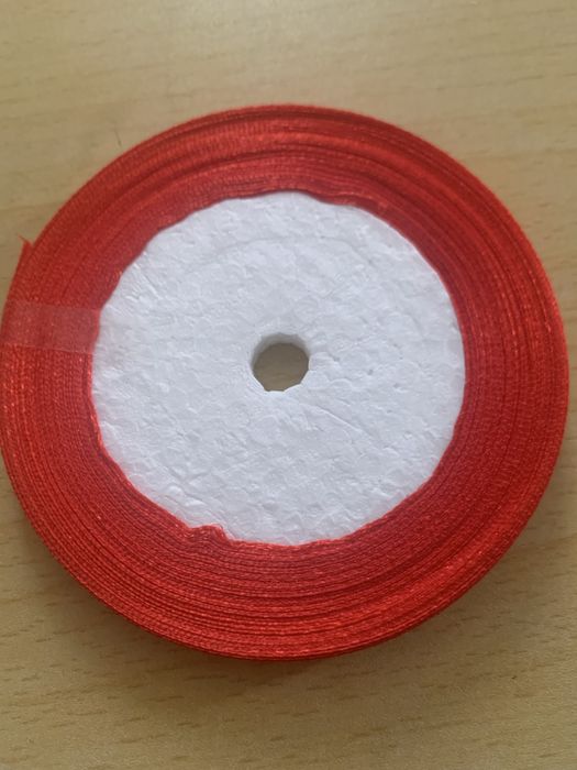 ленточка красного цвета