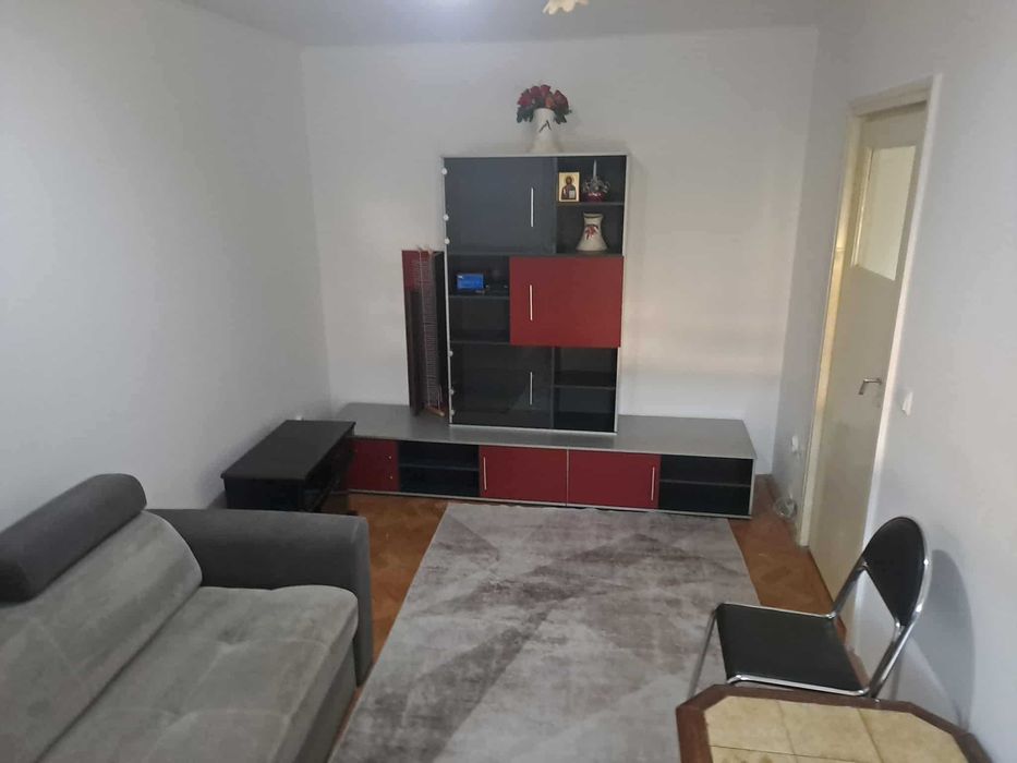 Închiriez apartament cu 2 camere. 60mp. Etajul 3.  Republicii. CAREI.