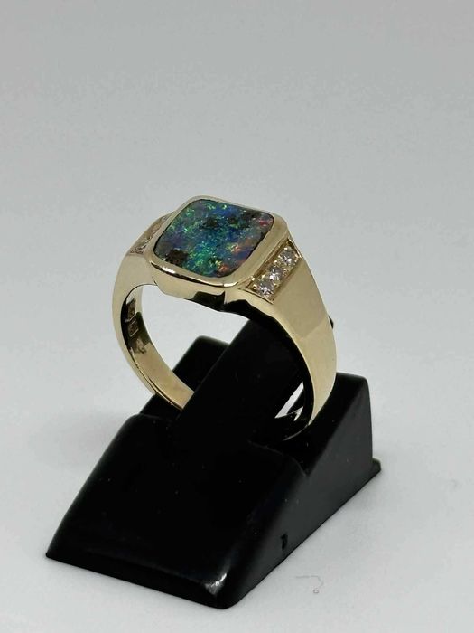 Златен пръстен с опал и диаманти - 4.31гр.