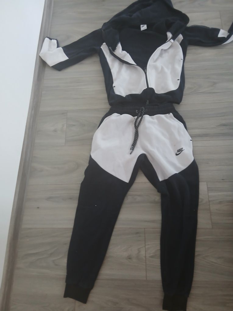 Nike tech full black & white