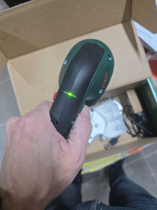 Foarfece de taiat iarba pe acumulator Bosch EasyShear 0600833303