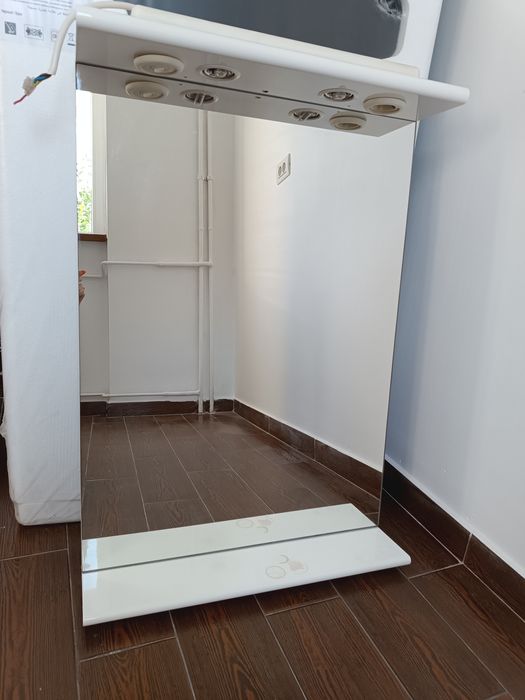 Oglinda baie cu priză și becuri