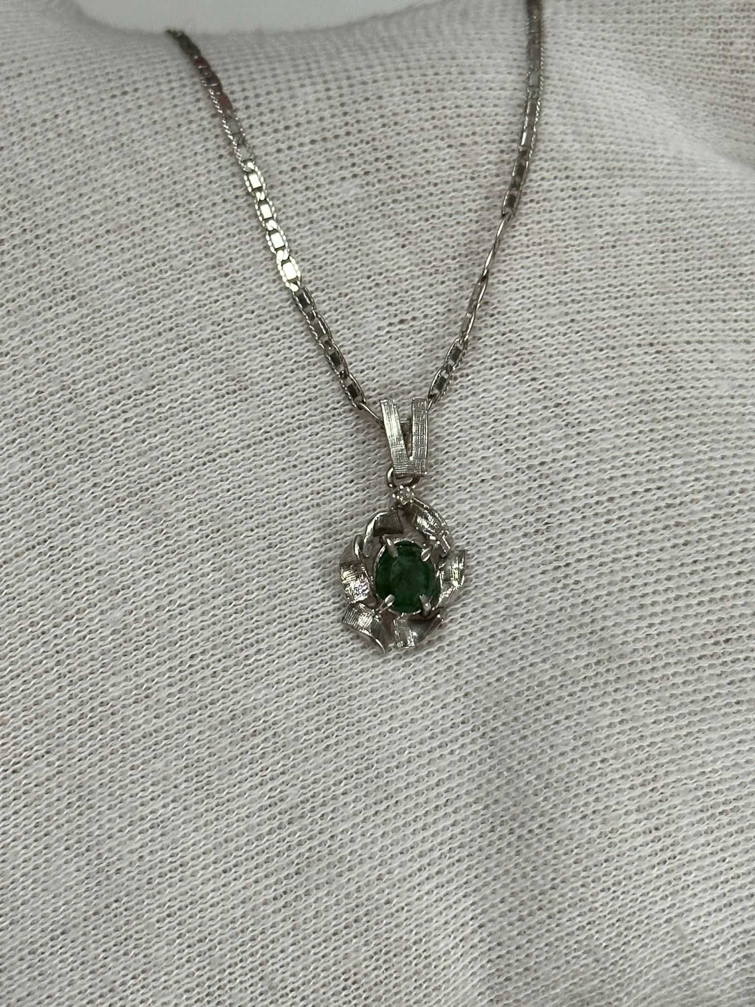 LANT + PANDANTIV AUR alb 18K + Smarald = 0.50CT + 1 Diamant - Vintage