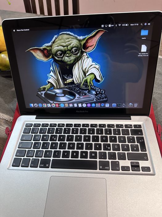 Продавам кейс със конзола и мишпулт лаптоп macbook pro 13inch.