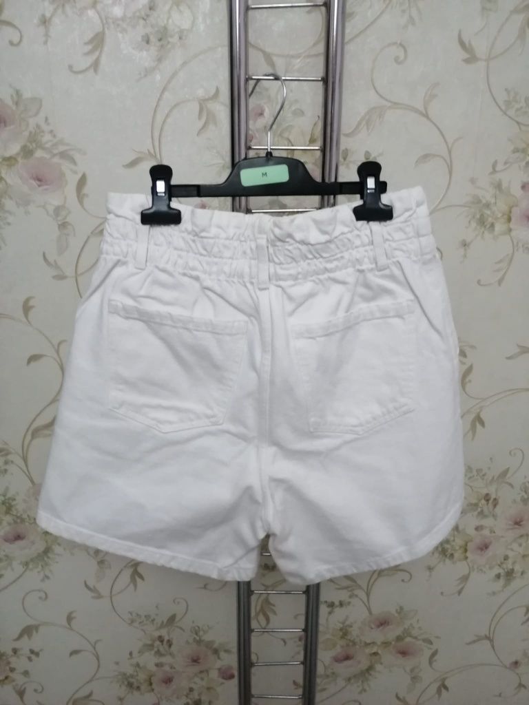Pantaloni/ Blugi/ Jeansi scurți albi Denim HouseBrand, mărimea 40, nou