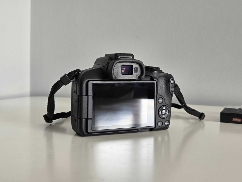 Canon EOS R50 комплект + RF 50mm f1.8, микрофон и аксесоари