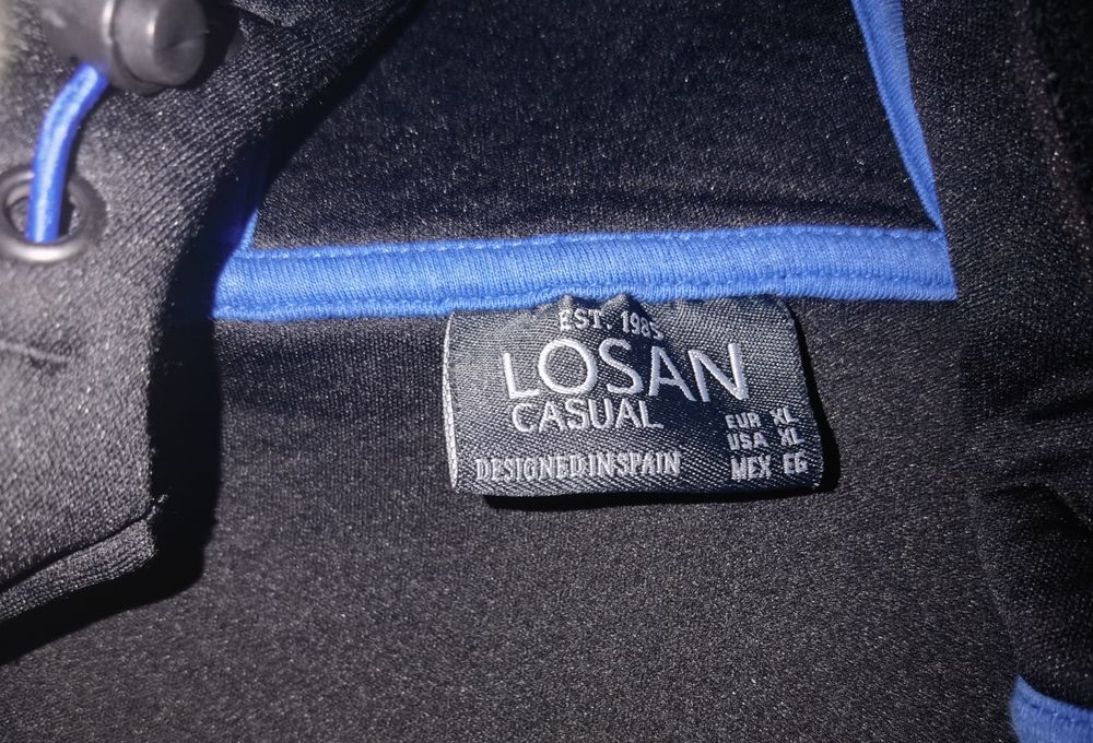 Спортен екип с черна качулка