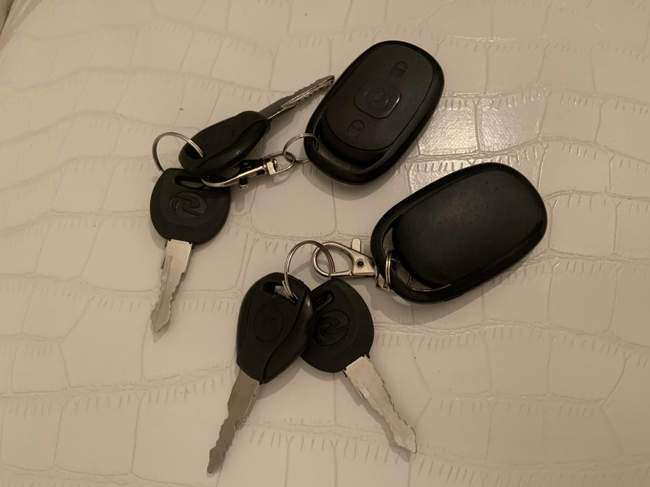 электросамокат с педалями и сиденьем