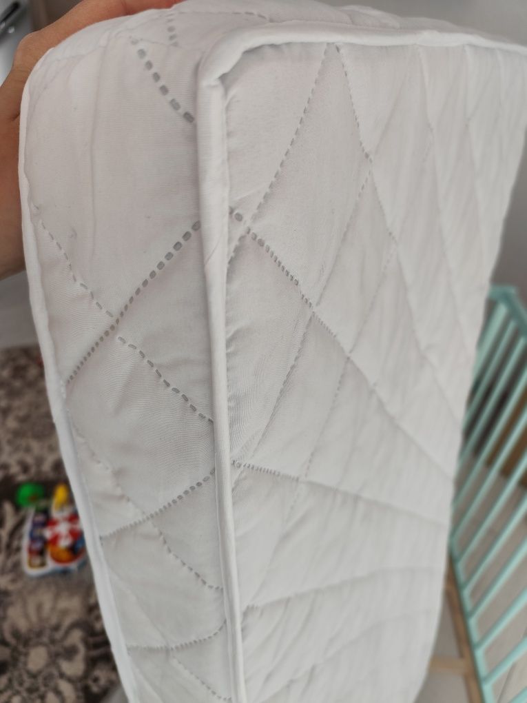 Set IKEA pătuț+saltea de cocos+masă de înfășat+saltea de înfășat