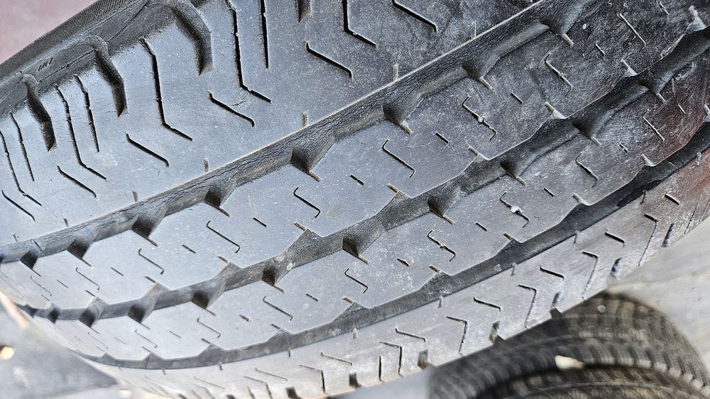 2бр гуми 205 65 16С пирели