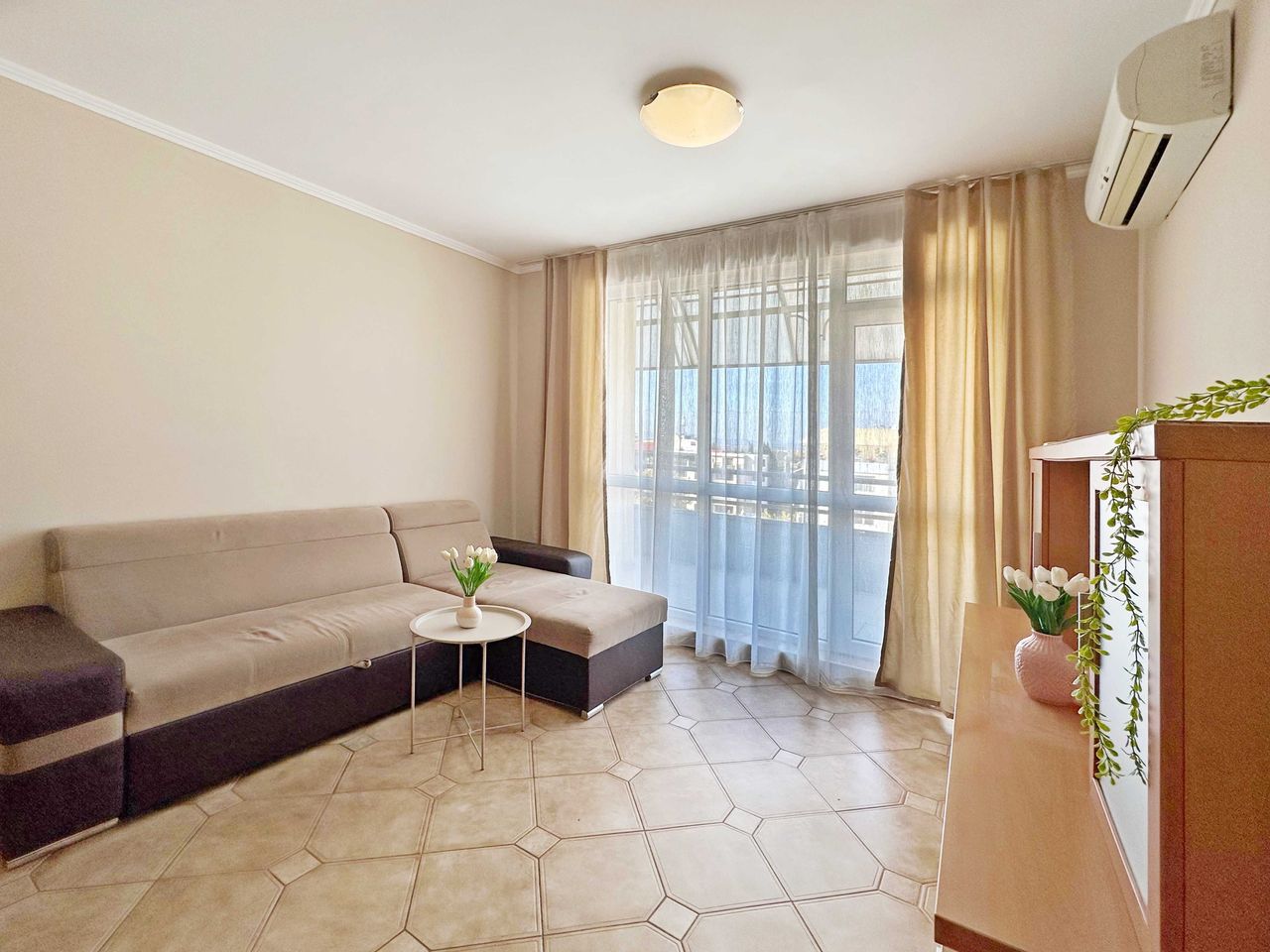 Продава се Двустаен апартамент в к.к. Слънчев бряг - 66 кв.м за 1000 €/кв.м - Снимка #2