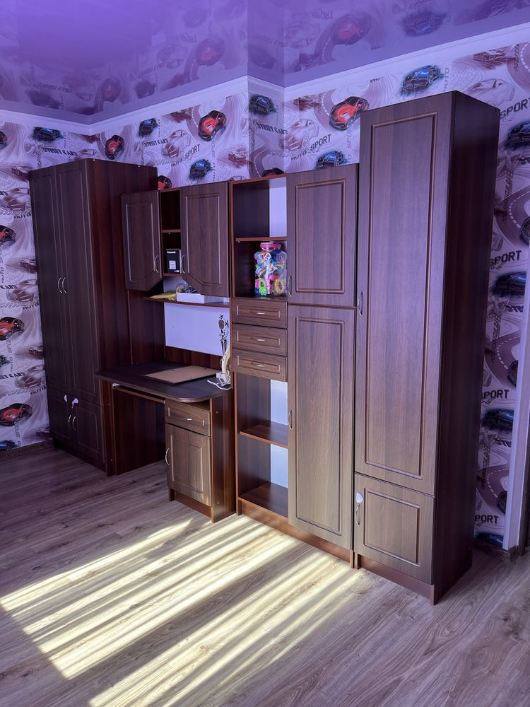 Продам  Шифонер ,ШкаФ,Угольник,Стол.