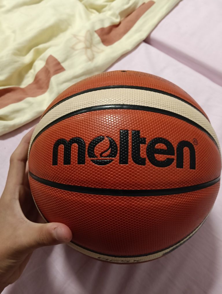 Vând minge molten fiba de basket