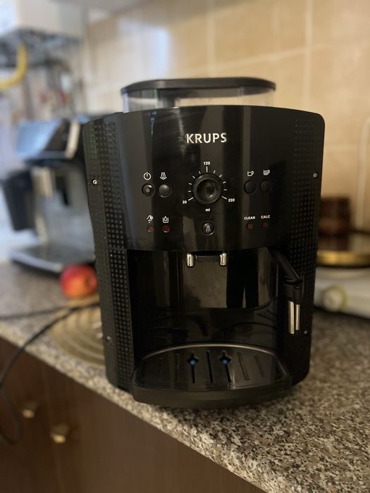Espressor automat Krups cu duză de abur și râșniță pe 3 niveluri