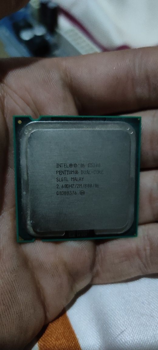 Pentium Dual-Core E6300ЯдроWolfdale