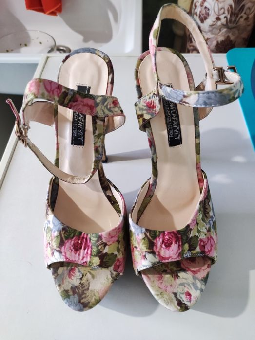 Продам новую обувь.