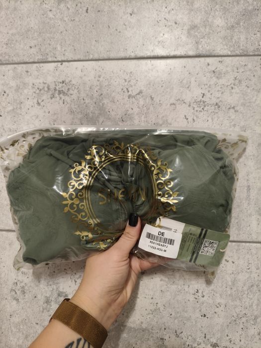 Costum de baie tip rochiță shekini – elegant, halter, V-neck, spate de