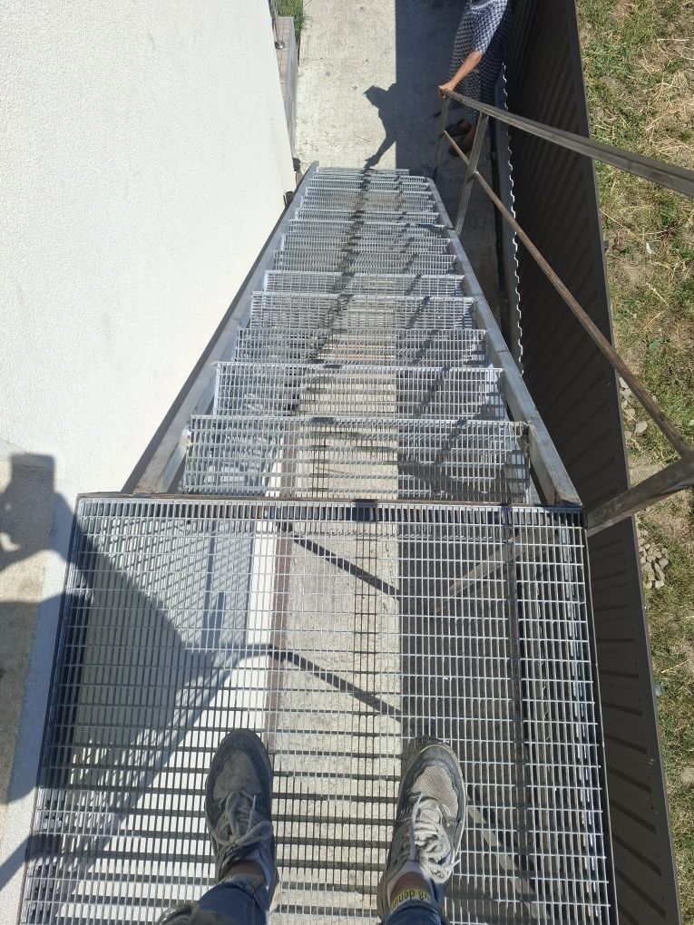 Vând scări zincate la oferirea clientului ne deplasăm ori unde in țara
