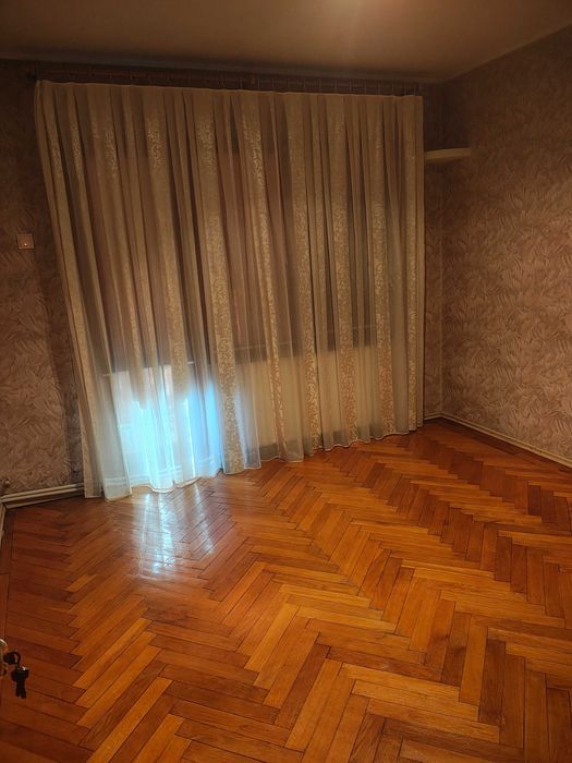 Vand ap 4 camere in spate la spicu