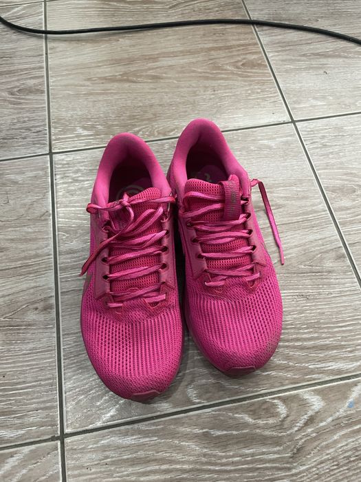 Продам кроссовки найк женские 37,5 EU размер