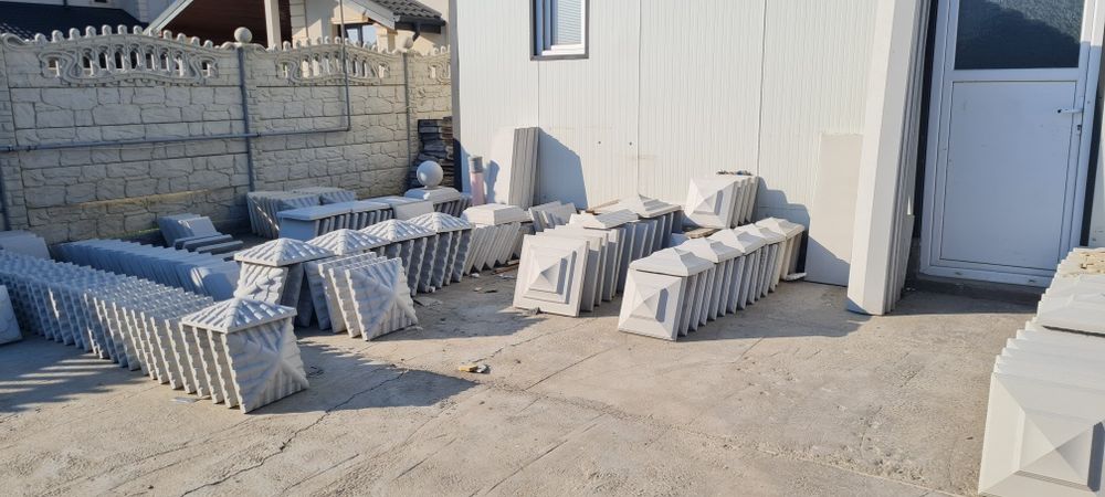 Capace- palarii-caciuli stalpi gard Buzau