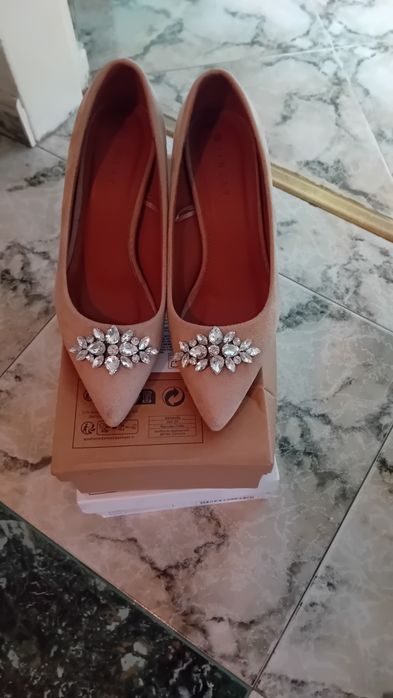 Бежови елегантни велурени обувки