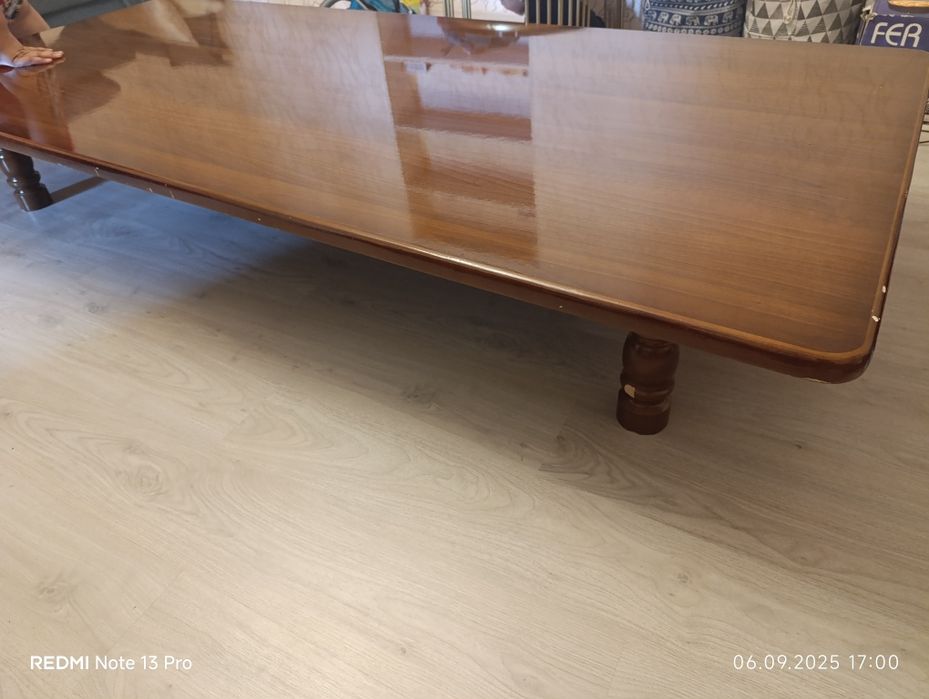 Стол и 8 шт стулья продаются, состояние отличное