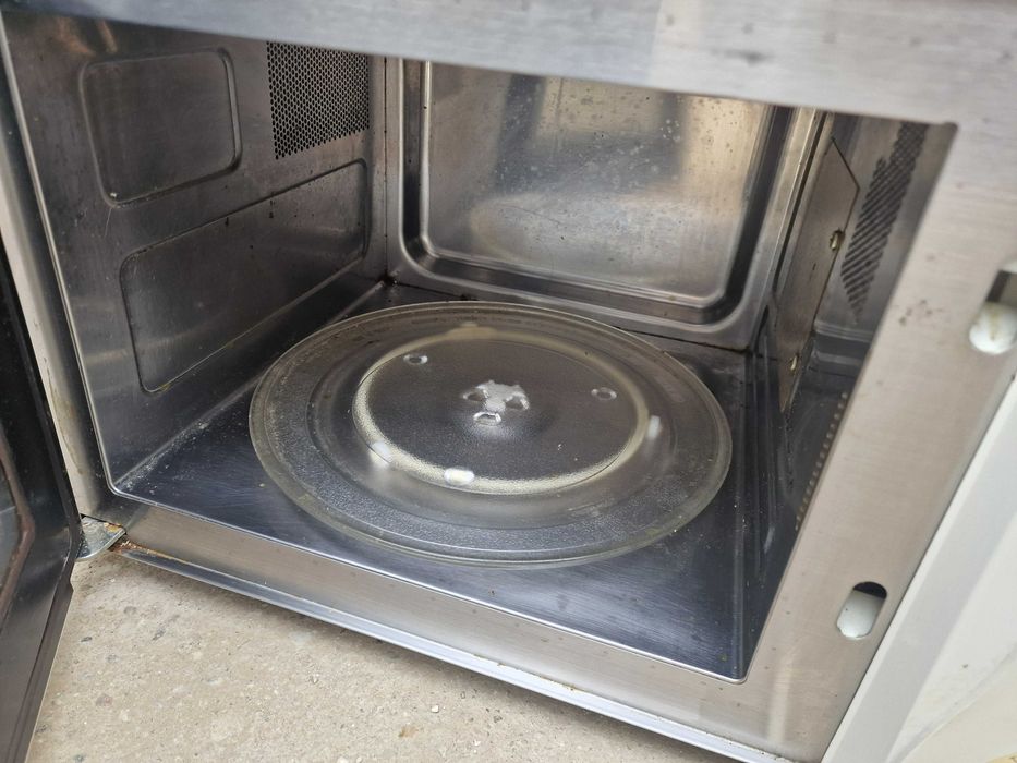 Vand cuptor cu microunde  stare buna de functionare doar 99on